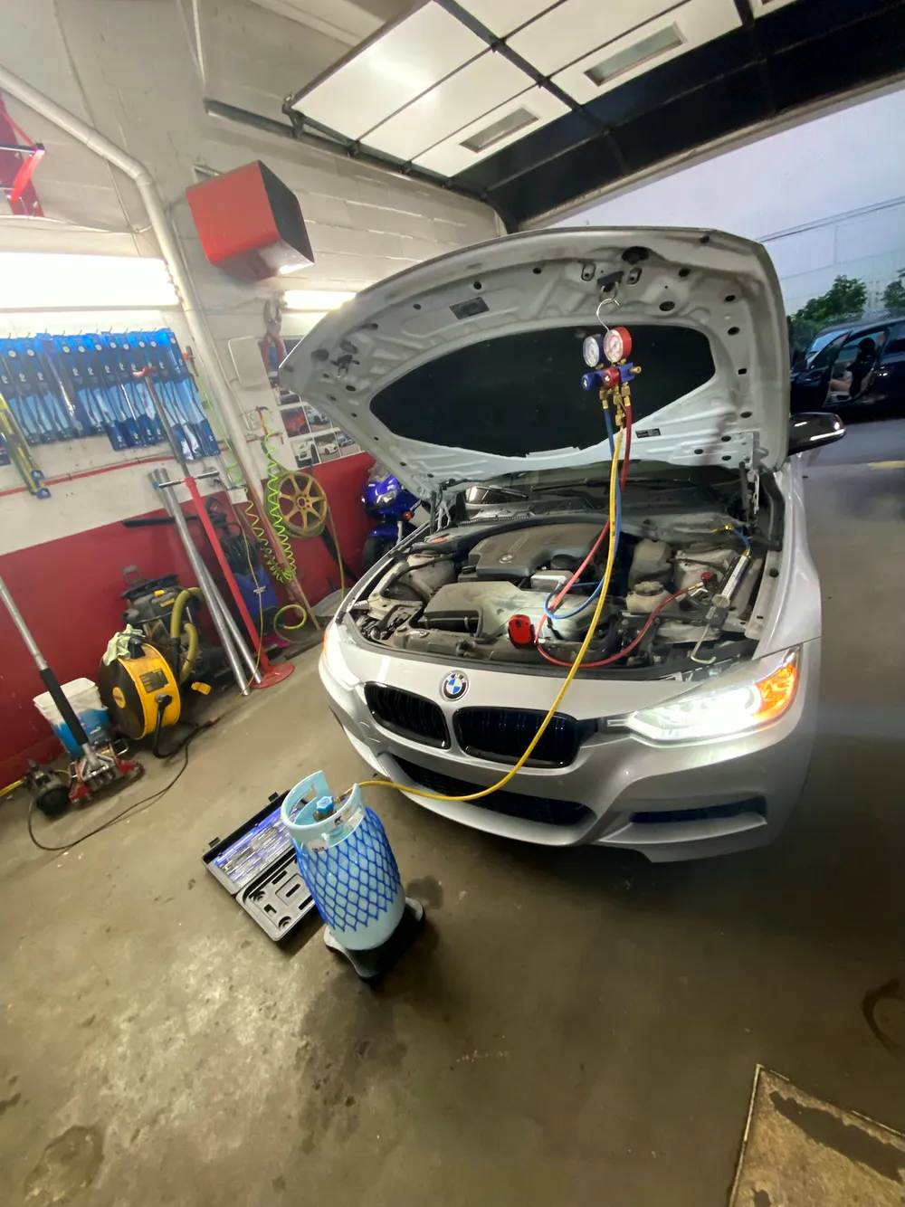 Recharge de climatisation sur une BMW, manomètres branchés