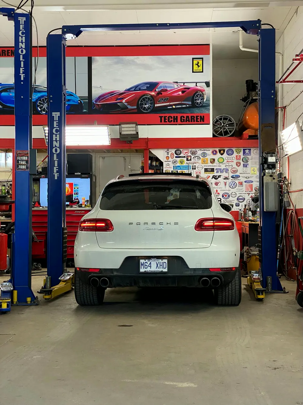Porsche Macan sur le lift du garage