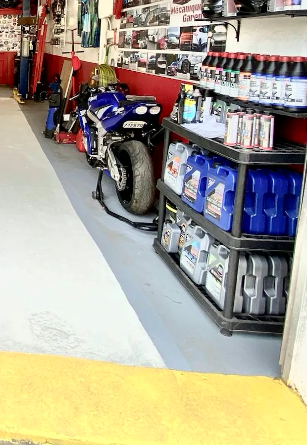 Étagère d'huiles et de liquides dans le garage