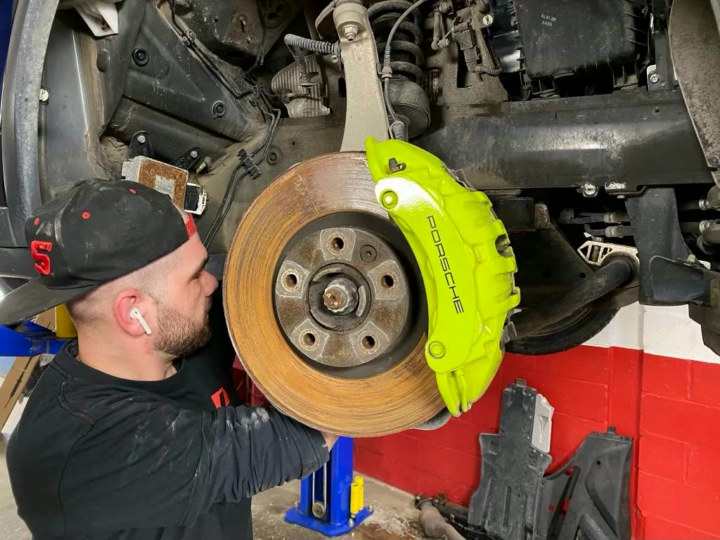 Frein de Porsche avec étrier jaune, roue enlevée