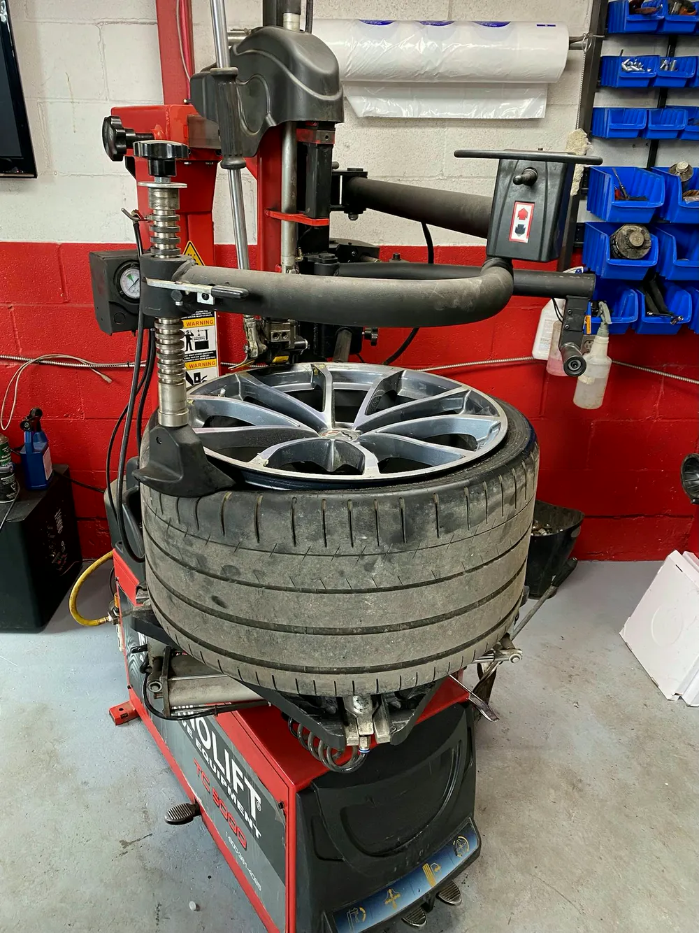 Machine à pneus du garage avec une jante en alliage