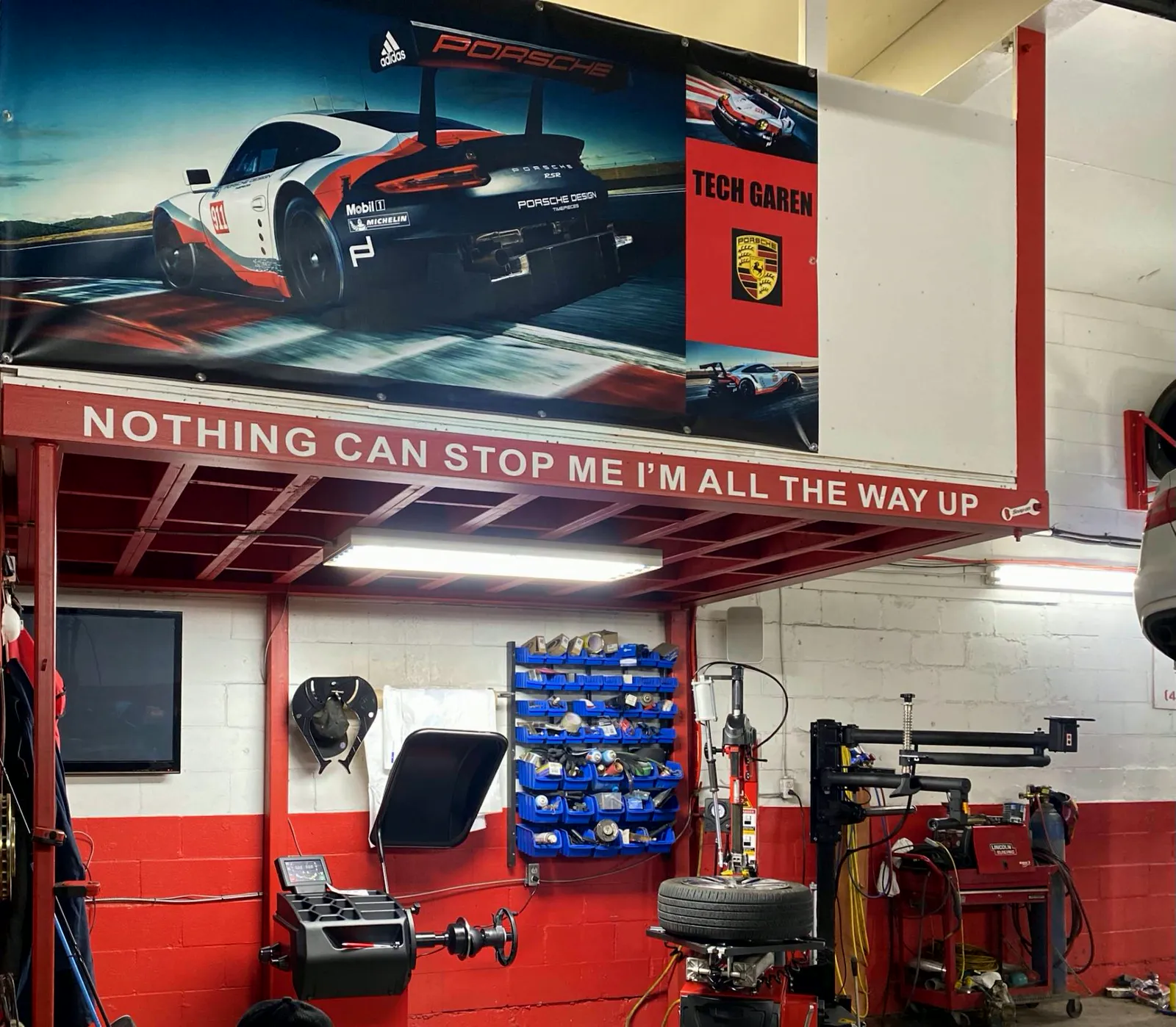 Le mur du garage: « Nothing can stop me, I'm all the way up »